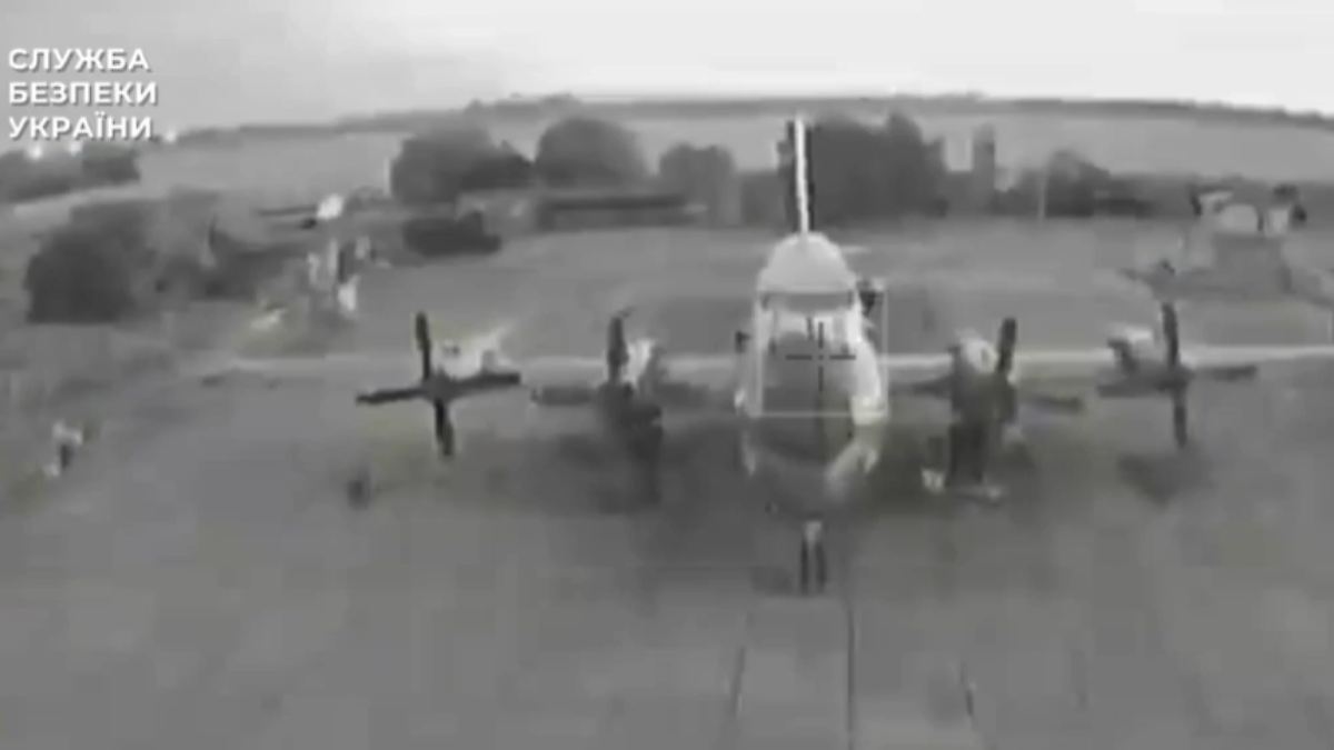 Einzige-Maschine-in-der-Region-Kiew-Seltenes-russisches-Milit-rflugzeug-ausgeschaltet